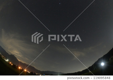 北斗市白州町，月光下的夜空，山上方懸掛著巨大的泉水曲線 119095848