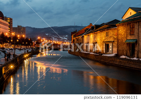 [Hokkaido] Otaru Canal at dusk in winter 119096131