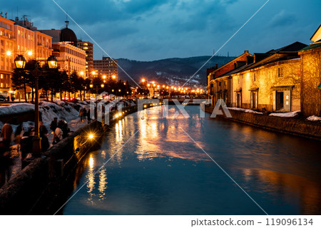 [Hokkaido] Otaru Canal at dusk in winter 119096134