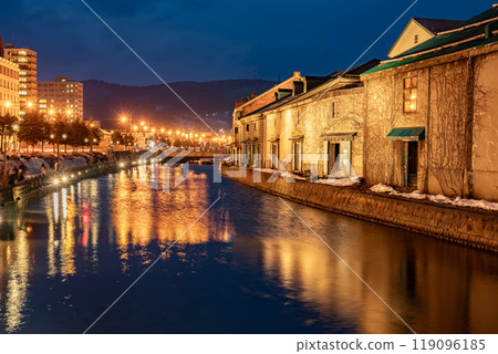 [Hokkaido] Night view of Otaru Canal in winter 119096185