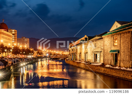 [Hokkaido] Night view of Otaru Canal in winter 119096186