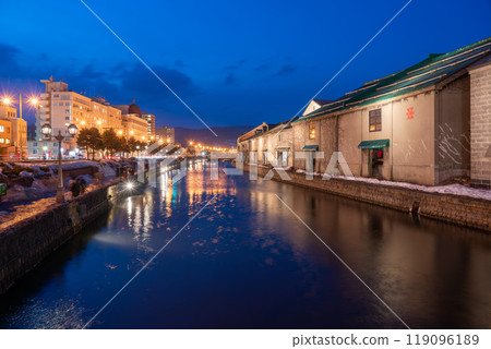 [Hokkaido] Night view of Otaru Canal in winter 119096189