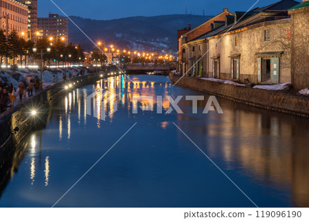 [Hokkaido] Night view of Otaru Canal in winter 119096190