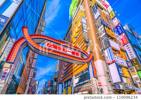 日本十月的東京城市景觀。歌舞伎町（外國遊客熙熙攘攘）= 7 119096234