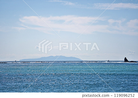 從茅崎海岸看到的烏帽和伊豆大島(秋季、10 月) 從茅崎海岸看到的烏帽和伊豆大島(秋季、10 月) 119096252