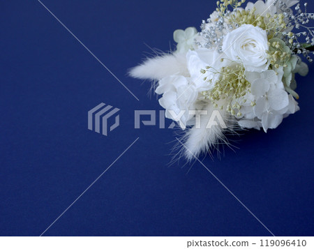 Mini bouquet (white) (navy background) Mini bouquet (white) (navy background) 119096410