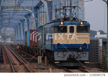 武藏野線_EF65-1054牽引的貨運列車穿越江戶川_拍攝於2009年9月19日 119096576