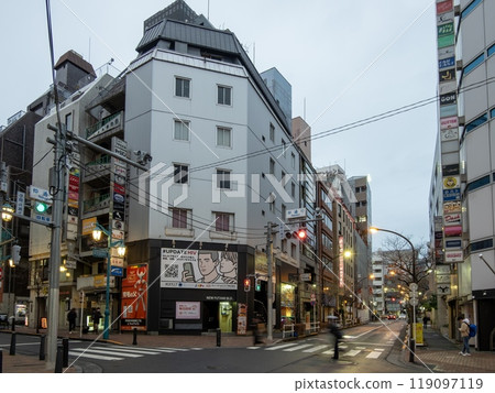 新宿二丁目十字路口（東京都新宿區新宿二丁目） 119097119