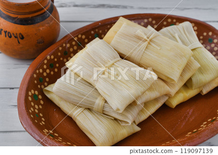 墨西哥美食玉米粉蒸肉和 atole 墨西哥美食玉米粉蒸肉和 atole 119097139