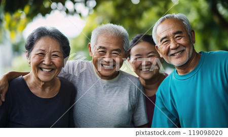 一群老人開心地笑 119098020