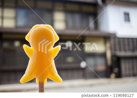 手拿猿猴冰淇淋，盛夏遊覽高山 119098127