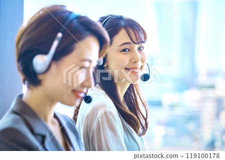 戴著耳機在辦公室的年輕女操作員 119100178