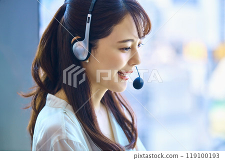 戴著耳機在辦公室的年輕女操作員 119100193