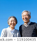 一對老夫婦在藍天下微笑 119100435