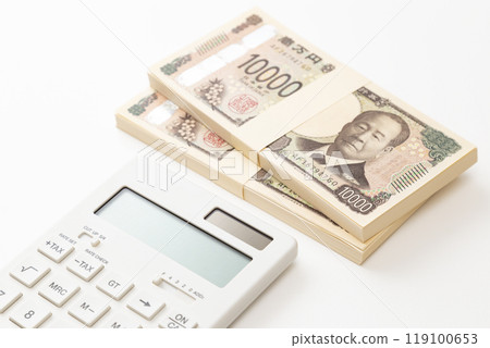 一疊 10,000 日元鈔票和白色背景上的計算器 119100653