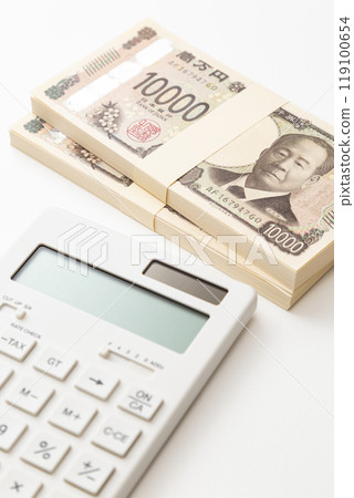 一疊 10,000 日元鈔票和白色背景上的計算器 一疊 10,000 日元鈔票和白色背景上的計算器 119100654