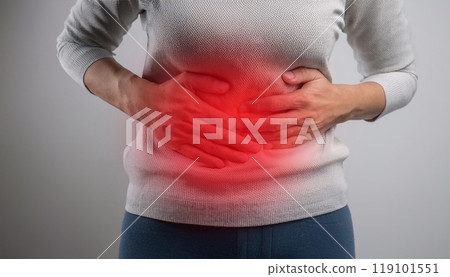 腹痛，胃痛，女人抱著腹部 119101551