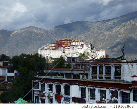 從西藏拉薩大昭寺看布達拉宮 從西藏拉薩大昭寺看布達拉宮 119102962