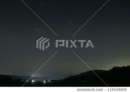 北斗市白州町，火星和冬季星星依偎在木星旁邊，在清晨的東方天空升起 119104085