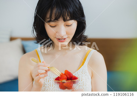 吃草莓的女人 119106116