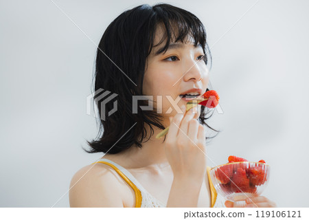 Woman eating strawberries 119106121