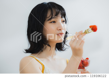 吃草莓的女人 119106122