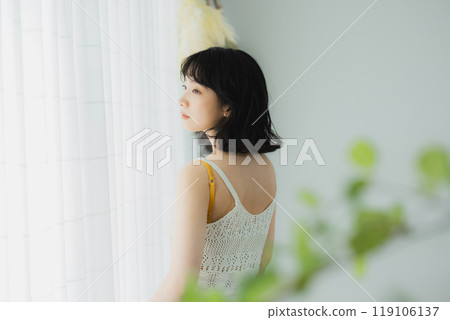 女人打開窗簾 119106137