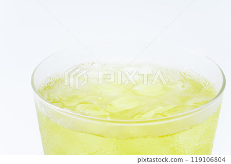 玻璃杯中冷綠茶的特寫 119106804