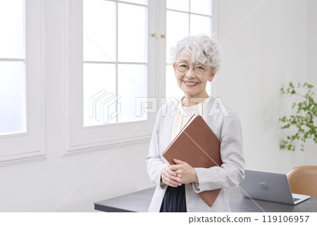 微笑的年長女商人站在辦公室 119106957
