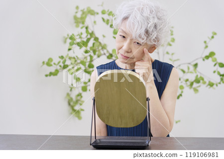 眼部周圍有皺紋的老年婦女 119106981