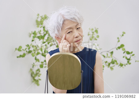 眼部周圍有皺紋的老年婦女 119106982