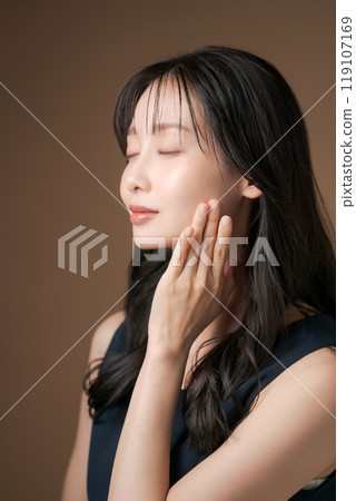 Skin-care women in their twenties Skin-care women in their twenties 119107169