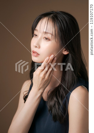 二十多歲的護膚女性 二十多歲的護膚女性 119107170