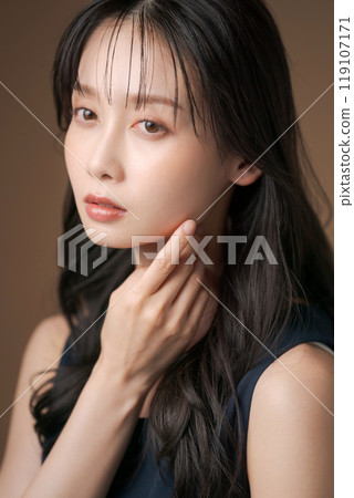 二十多歲的護膚女性 119107171