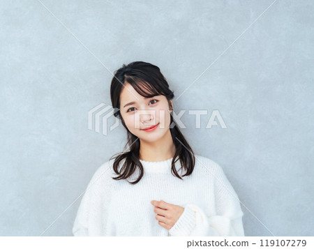 一個女人帶著微笑 119107279