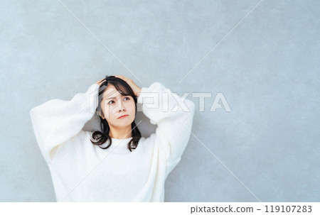 A woman holding a head 119107283