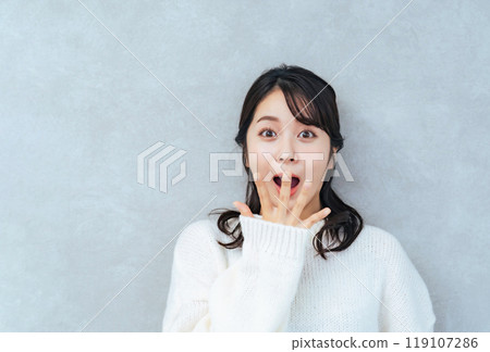 A woman to be surprised 119107286