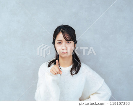 An angry woman 119107293