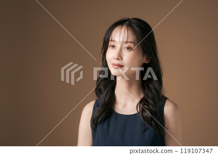 Portrait of a woman in her 20s with long hair 119107347