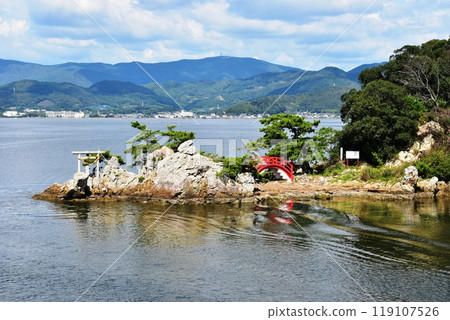 Hamamatsu City: Inohana Lake Shrine, Inohana Lake and blue sky Hamamatsu City: Inohana Lake Shrine, Inohana Lake and blue sky 119107526