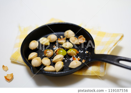 Ginkgo nuts dry roasted in a frying pan 119107556