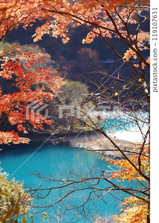 藍色的湖水和紅色的樹葉 藍色的湖水和紅色的樹葉 119107631