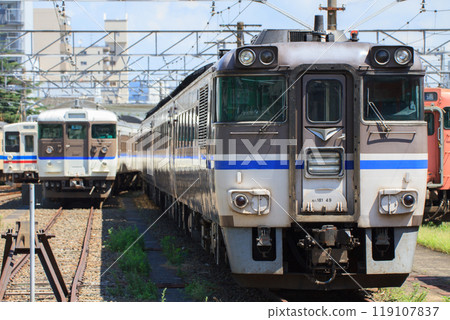 停車場內停靠的JNR型車輛（JR西日本機哈181系柴油車等） 119107837