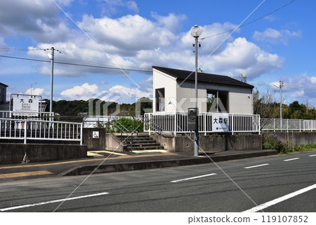 Omori Station on the Tenryu Hamanako Railway and the blue sky in Kosai City, Shizuoka Prefecture Omori Station on the Tenryu Hamanako Railway and the blue sky in Kosai City, Shizuoka Prefecture 119107852