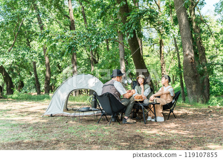 一個親密的家庭在公園和露營地享受日間露營、露營和燒烤。 119107855
