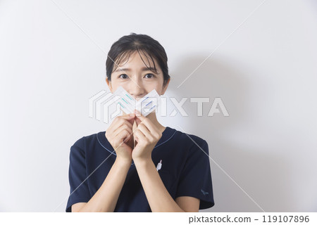 針灸圖像：女針灸師拿著一次性針頭 119107896