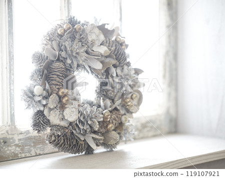 窗邊裝飾的聖誕花圈 - 聖誕形象 窗邊裝飾的聖誕花圈 - 聖誕形象 119107921