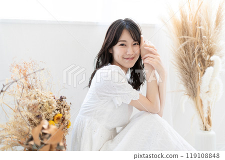 黑色長髮的年輕女子（美女圖片） 119108848