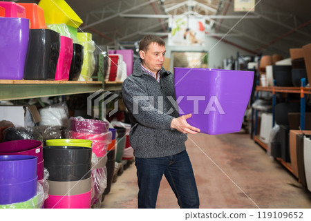 Gardener looking for flowerpots 119109652