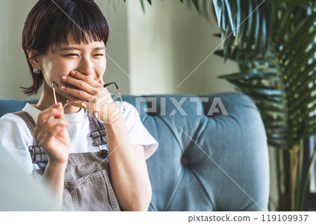 Smiling female portrait　 119109937